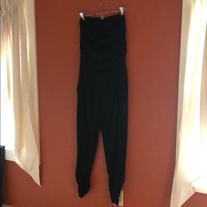 Strapless black romper with pockets